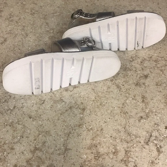 NWOT Stuart Weitzman Elodie Silver Leather Sandals Size 37 (6.5) - Picture 5 of 5